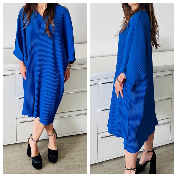 Made in Italy Stunning Chic and Stylish Pleated Dolman sleeve midi Dress - Picture 3 of 5